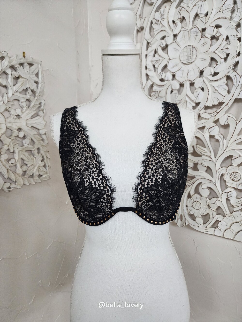 Victorias Secret Plunging Scalloped Lace Plunge Bra in Black - Picture 3 of 4